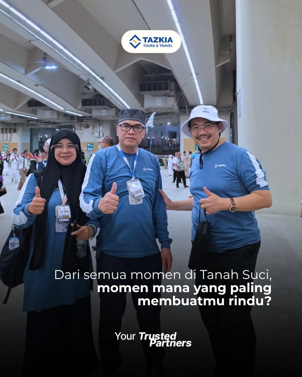 Tiga orang berseragam Tazkia tersenyum dalam dokumentasi perjalanan