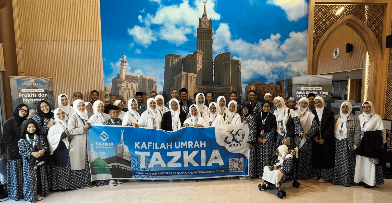 Rombongan jamaah Umroh Tazkia berfoto bersama